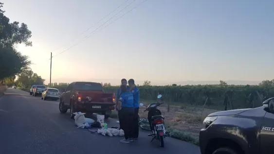 Atraparon a dos hombres mientras robaban 560 kilos de pasas de una finca