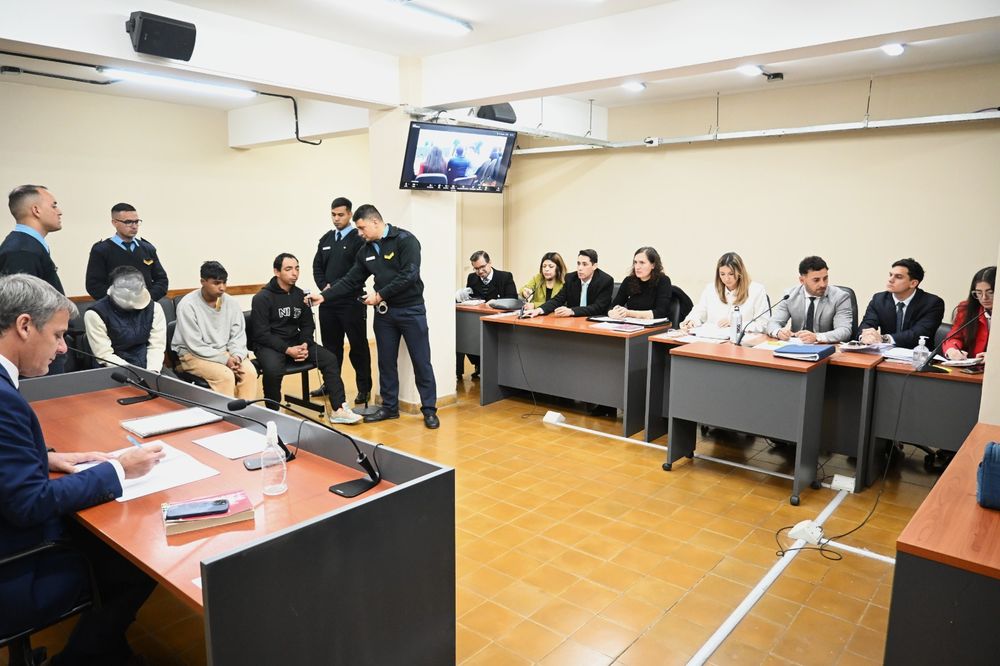 Uno de los implicados al principio fue liberado tras descubrirse que quién había participado en el robo era su hermano, un menor de edad.&nbsp;