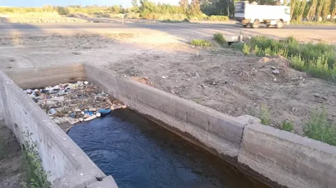 Momentos de tensión en Sarmiento por una nena que cayó a un canal: lograron sacarla con vida y reanimarla