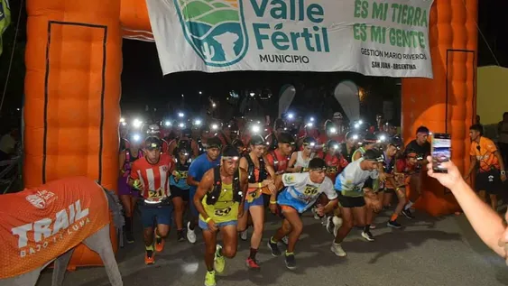 LARGADA. Valle Fértil fue el epicentro del atletismo de San Juan con la edición del Trail Nocturno que recorrió lossenderos vallistos con enorme aceptación entre los deportistas.