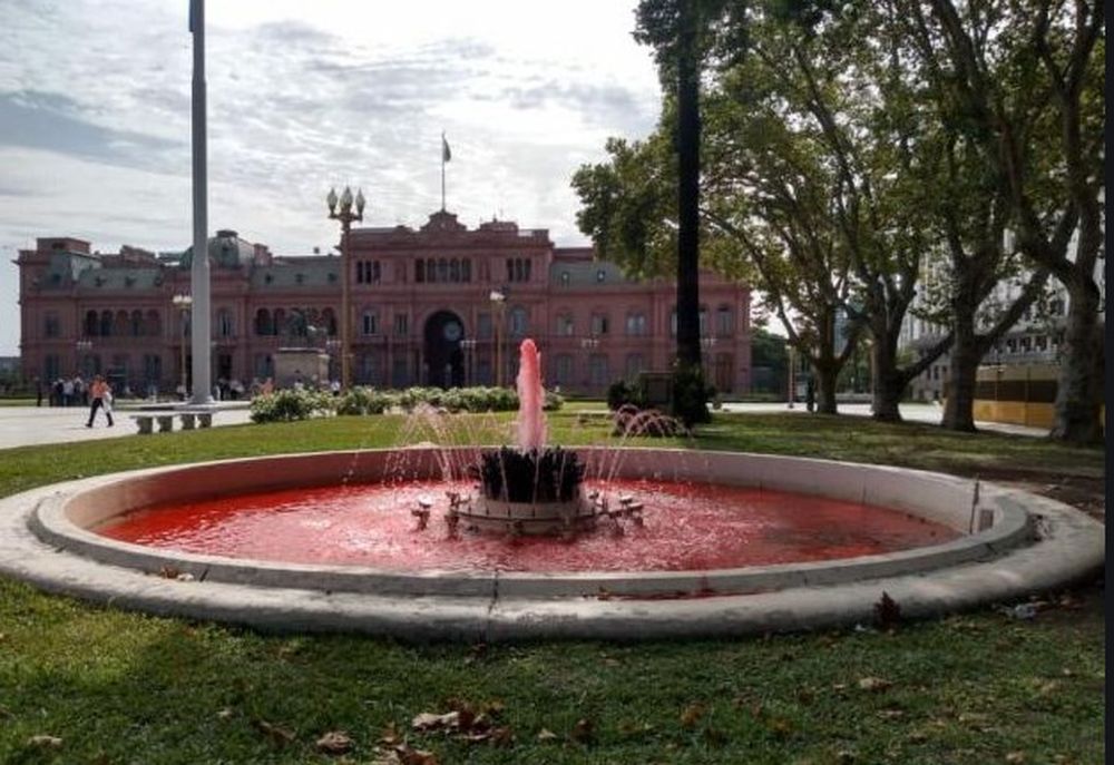 Tiñeron de rojo el agua de las fuentes de Plaza de Mayo por Nisman