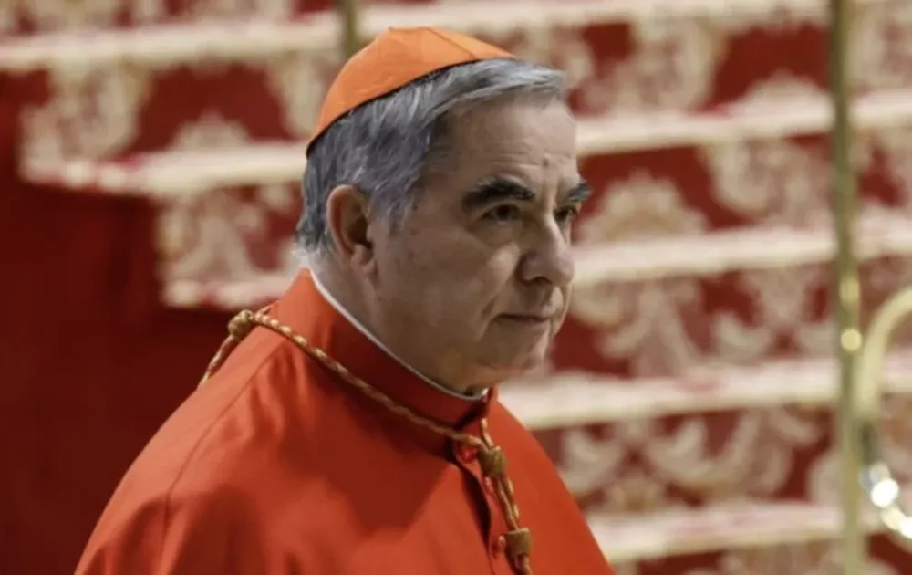 El cardenal Becciu renunció a participar del cónclave tras una carta de Francisco