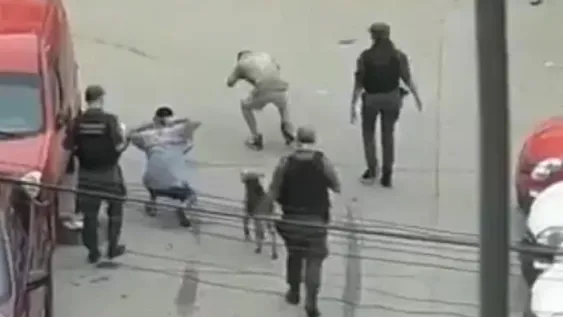 Separan a gendarmes que humillaron a jóvenes por violar la cuarentena