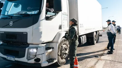 Diario de Cuyo | Sin distinción. Durante los operativos de controles integrales  entre San Juan, Mendoza y San Luis se inspeccionó todo tipo de vehículos desde motos a camiones.