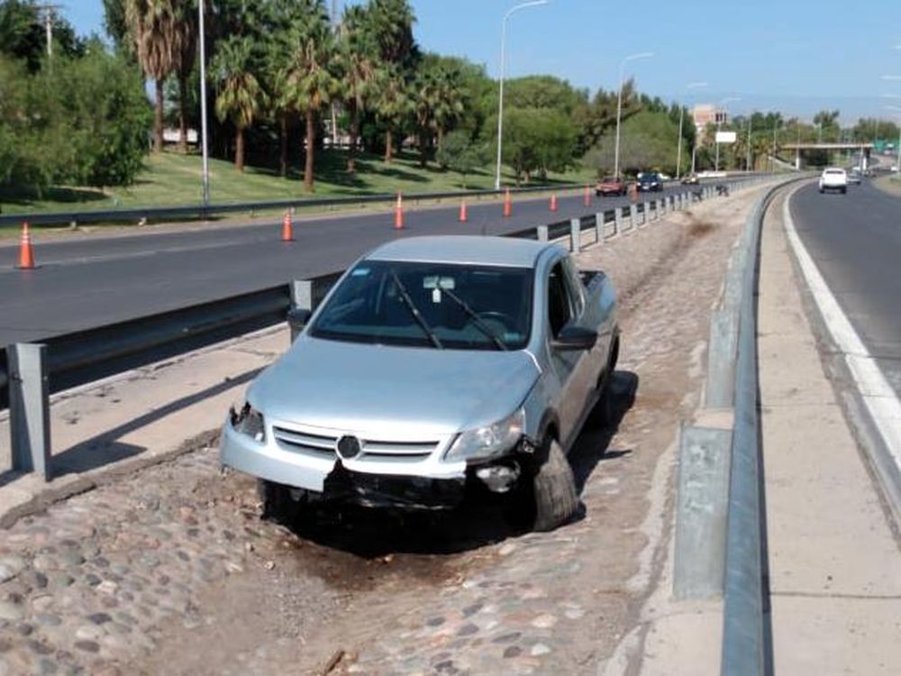 Protagonizó un espectacular accidente y su camioneta quedó enganchada en los guardarrails