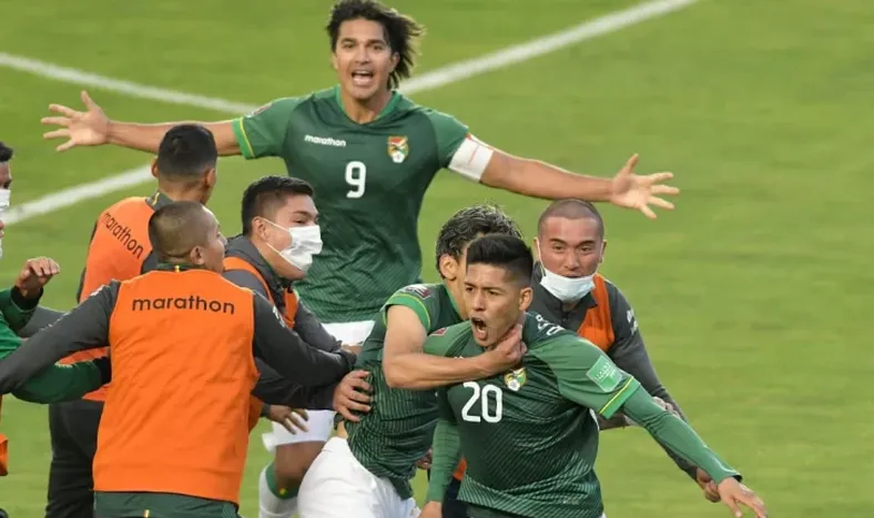 Con un jugador menos, Bolivia venció a Perú