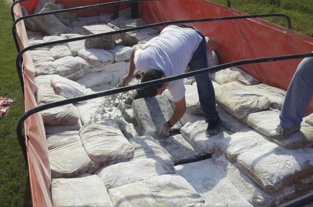 Unos 3.278 kg de droga en un camión con cal