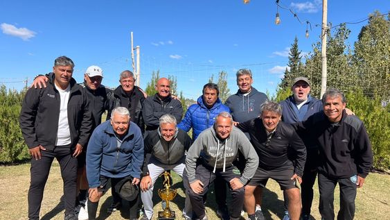 CORONADOS DE GLORIA. Parte del plantel campeón posa en las instalaciones de Adepu con la copa obtenida en Catamarca.