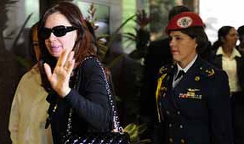 CFK llegó a Caracas para asistir a la asunción de Maduro