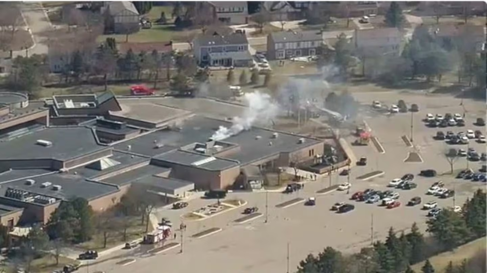 Humo sale del Templo de Israel de Michigan.