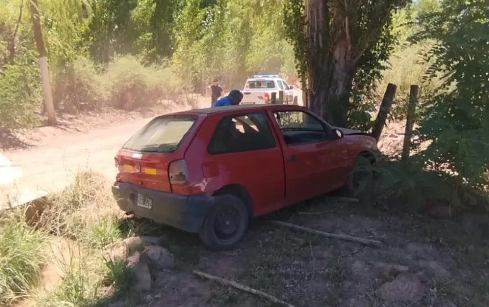 Esquivó un pozo, perdió el control y se estrelló contra un árbol