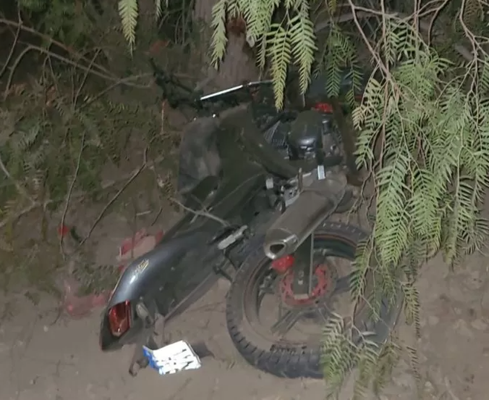 Perdió el control de su moto, chocó contra un árbol y falleció en el acto