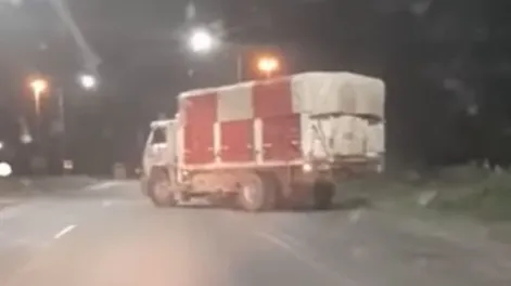 VIDEO: una de “Relatos Salvajes” cuando un camionero chocó a un auto y el conductor se colgó a la carrocería