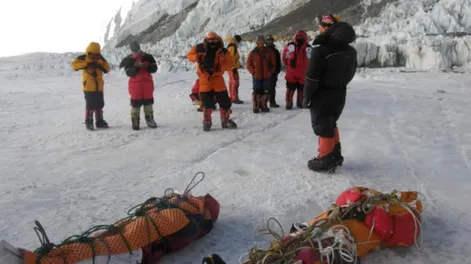 Este año se recuperaron cinco cuerpos como parte de la limpieza patrocinada por el gobierno de Nepal (AFP)