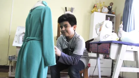 Con 9 años ya sorprende a todos con sus dotes de diseñador de modas