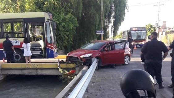 Tres chicas en aparente estado de ebriedad perdieron el control del auto y casi caen al canal