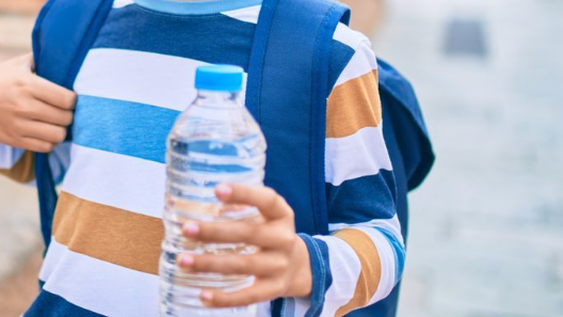 Un chico de 14 años terminó en el hospital por intoxicarse al tomar un agua saborizada