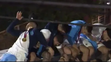 El susto de los jugadores de la Selección: rozaron unos cables a baja altura con la cabeza