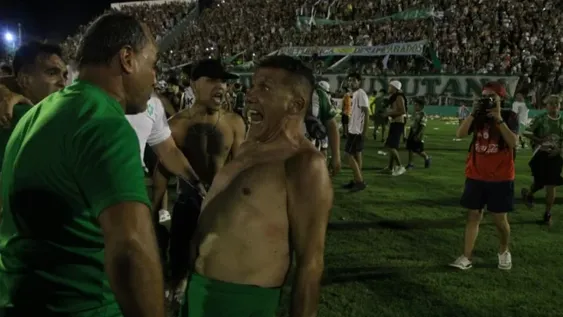 Alegría genuina. Luis Murúa explota de felicidad para abrazarse con un integrante de su cuerpo técnico. Fue el final del partido ante Pacífico y el pasaporte a la final.