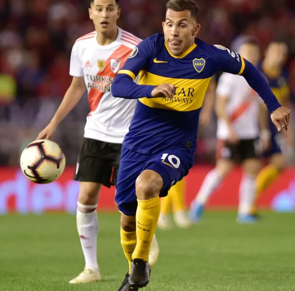 Tevez: seguir o colgar los botines