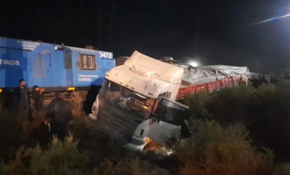 Impactante choque entre un tren de carga y un camión en Tupelí: el camionero resultó ileso