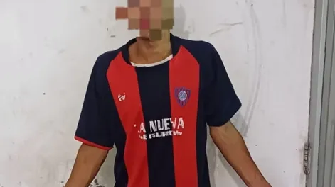 La madre lo delató y terminó detenido por el robo de bebidas y otros objetos de un auto