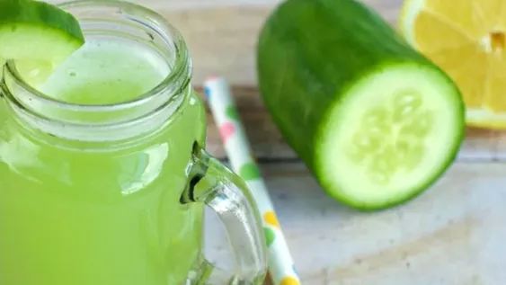 Cómo hacer jugo de limón y pepino, ideal para eliminar excesos antes de que llegue el verano