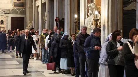 Miles de fieles visitan la tumba del papa Francisco en Roma