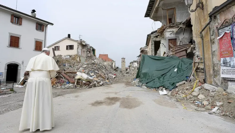 DONDE MÁS LO  NECESITAN. Francisco reza ante el desolador saldo de la tragedia de un terremoto que golpeó a Italia.
