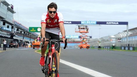 Fernando Alonso fue atropellado cuando entrenaba en bicicleta