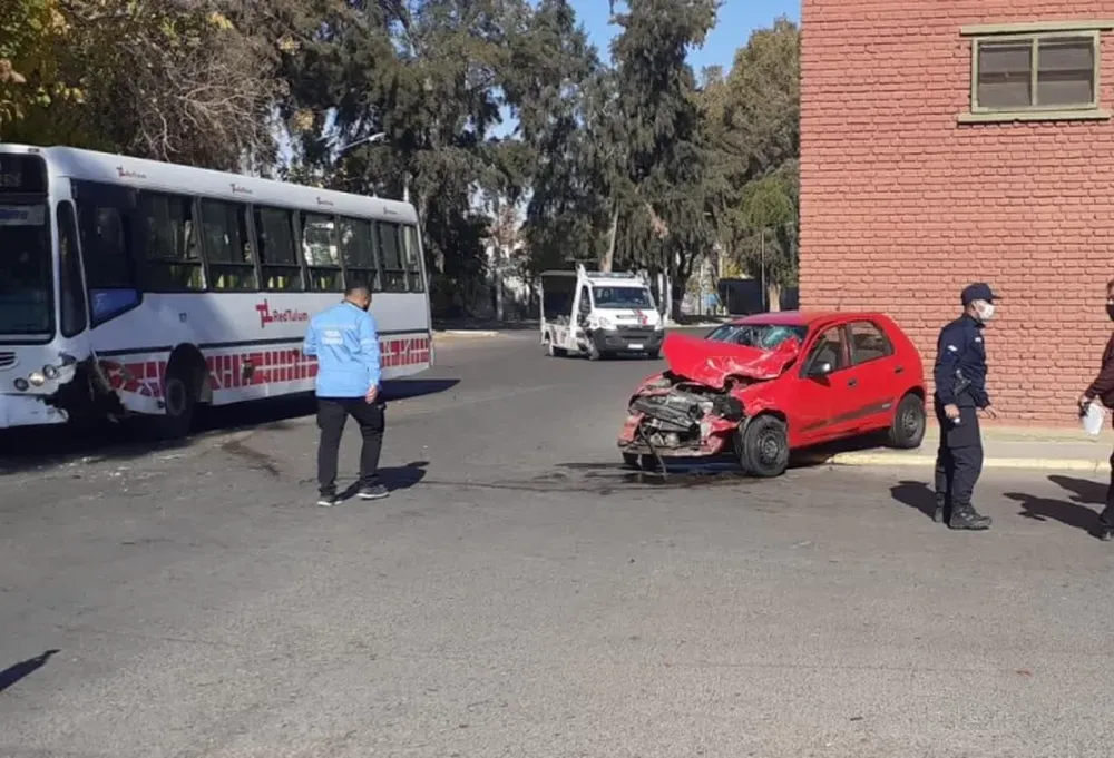 Una mujer herida en un fuerte choque entre un auto y un micro al costado del cementerio