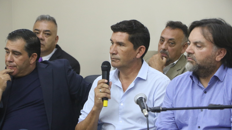 En la primera audiencia, José Castro, el concejal Roberto López y el presidente del Concejo, Alberto De Los Ríos.&nbsp;