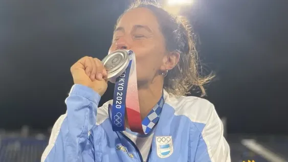 Maccari tiene una réplica de la medalla robada