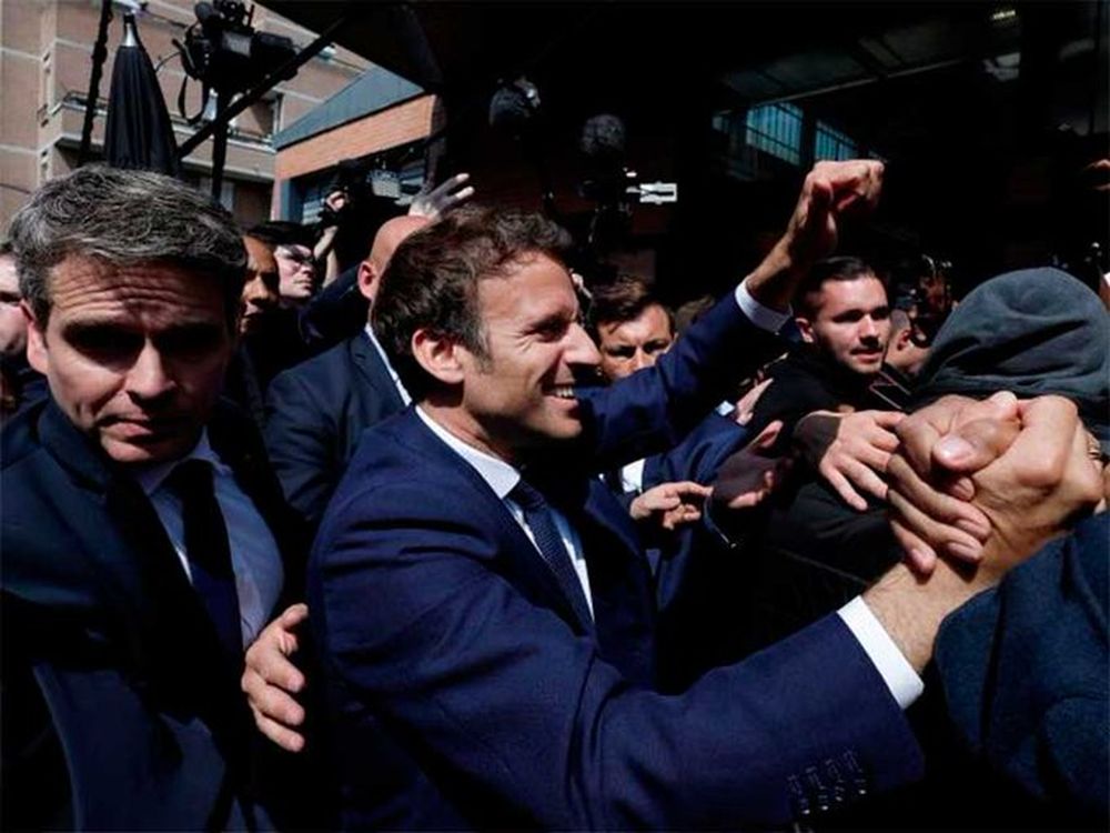 Lanzaron una lluvia de tomates a Macron en el primer desplazamiento tras su reelección