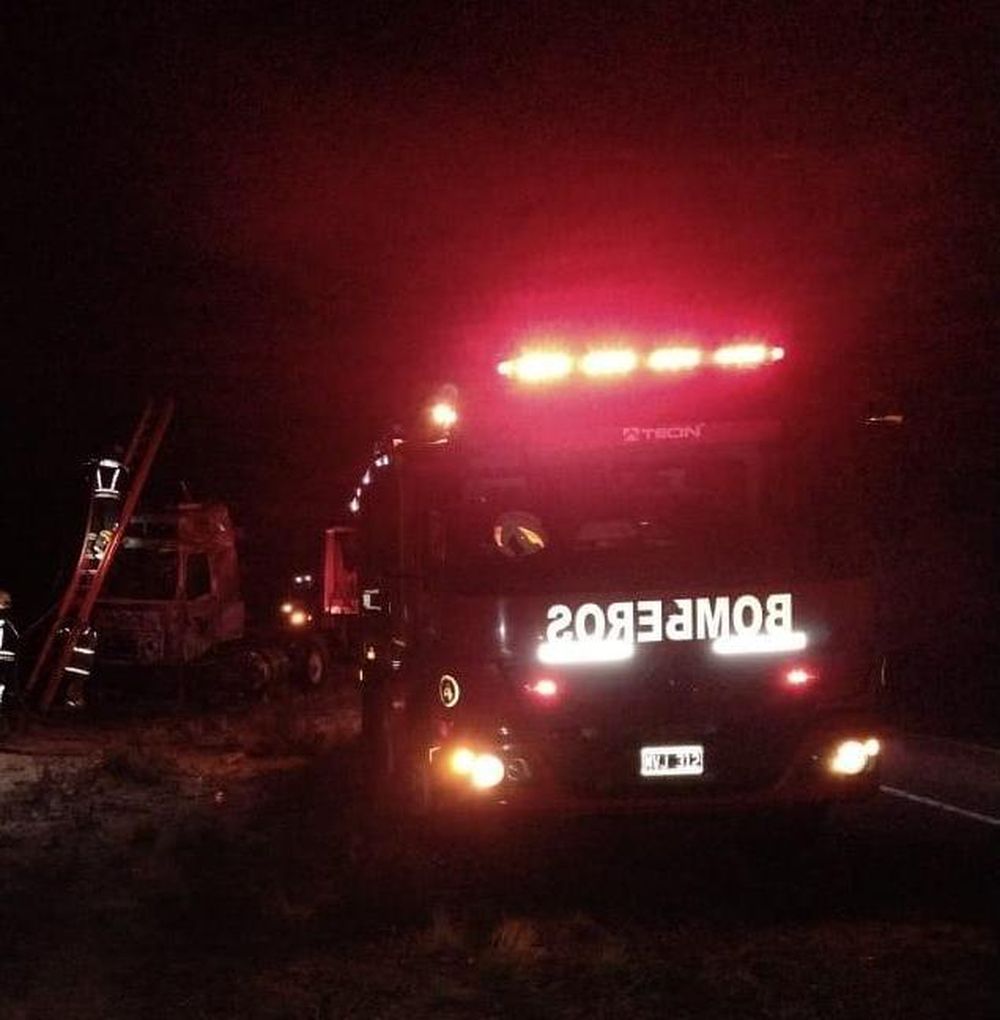 Salió y dejó un cargador enchufado, cuando volvió el fuego estaba consumiendo parte de su casa