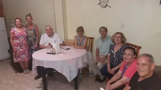 El conmovedor gesto navideño de unos vecinos con los policías que los cuidan