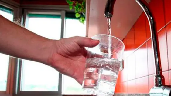 Mal en acceso a la tecnología pero bien en servicio de agua: dos aspectos de cómo viven los sanjuaninos