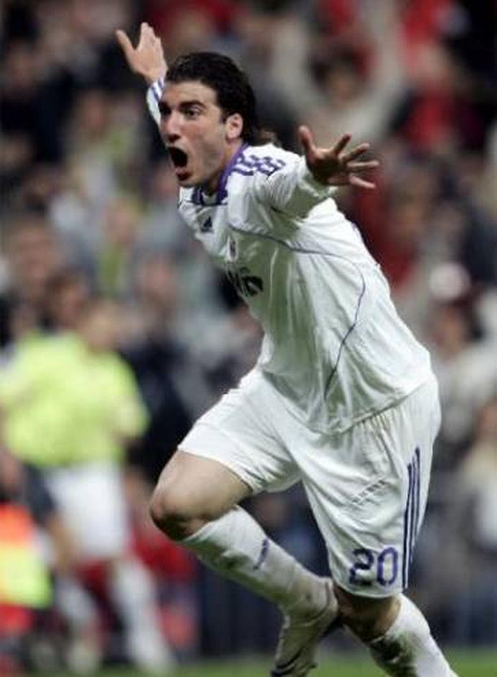 El Real Madrid busca que Higuaín firme hasta el 2016