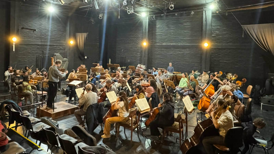 En paro activo, la Sinfónica de la UNSJ ensaya el concierto del jueves 1 de octubre, con el director invitado.&nbsp;