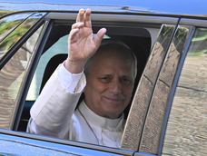 El papa León XIV ingresando a la clínica para la operación. El papa León XIV ingresando a la clínica para la operación.
