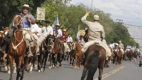 La cabalgata que este año marchó bajo la protección y guía de policías rurales