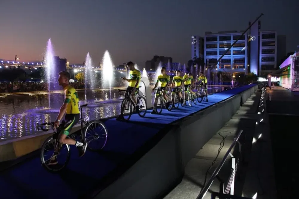 Presentación y recorrido de los equipos en un circuito capitalino ante una multitud