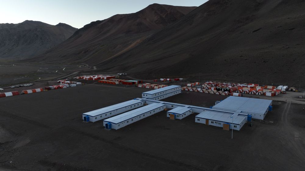 Los Azules es uno de los proyectos de cobre más avanzados de San Juan. Cuenta con RIGI aprobado, así como su DIA y presentó su factibilidad. Se encuentra buscando financiamiento para la puesta en marcha de la construcción.&nbsp;