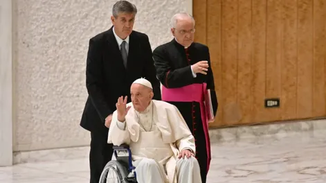 Francisco empezó a usar silla de ruedas para acelerar la recuperación de su rodilla