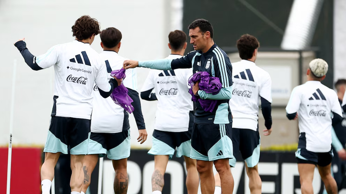 Cuál será la primera formación de Argentina en el inicio de la era post Messi: el movimiento de piezas que anticipa el futuro