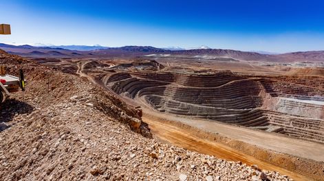 La Escondida tiene dos open pit de donde extrar el 5% del cobre mundial. El primero tiene 2,7 x 3km y 900 metros de profundidad. Calculan que queda mineral para otros 80 años.
