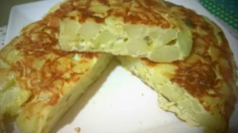 [VIDEO] El cocinero que tiene la técnica perfecta para dar vuelta una tortilla de ¡57 huevos!