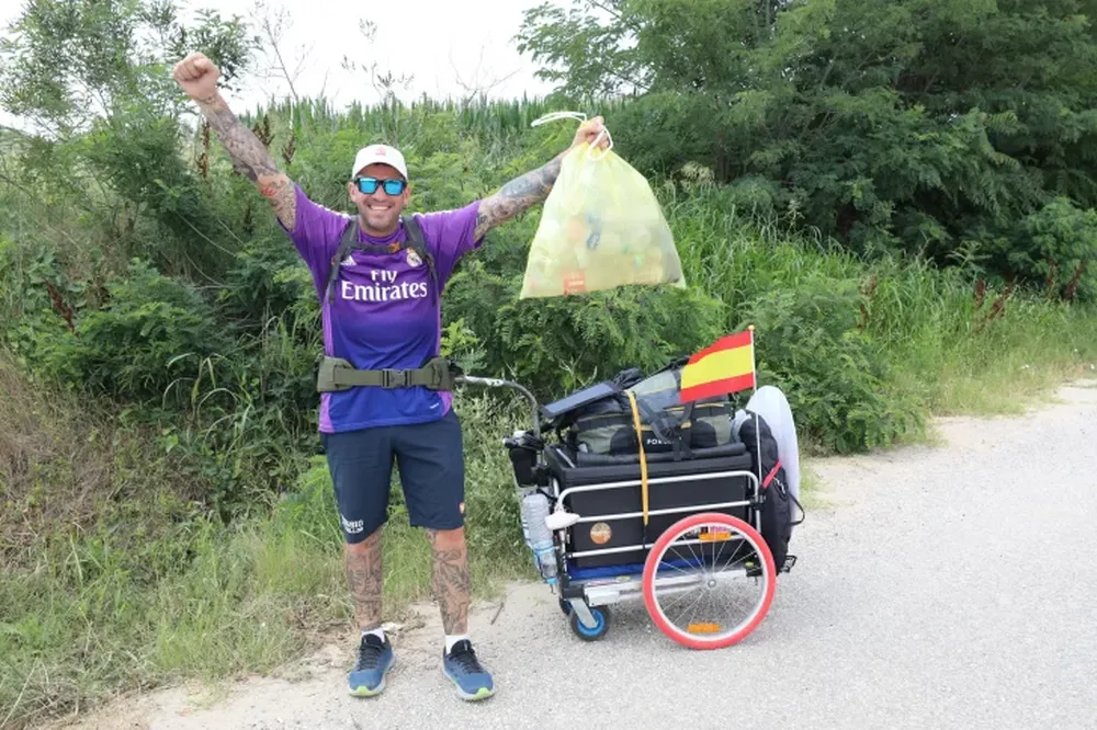 Investigan la desaparición de un hincha español que viajaba caminando a Qatar