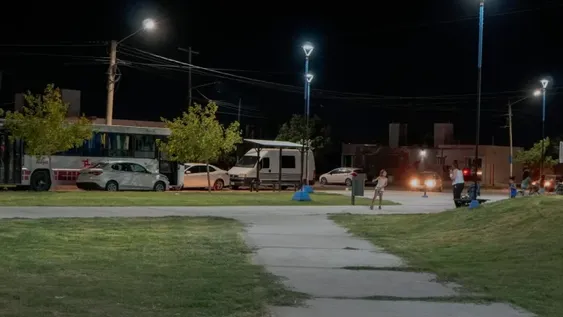 LOS VECINOS DEL BARRIO se mostraron satisfechos por las nuevas luminarias que mejoran la seguridad en la zona.