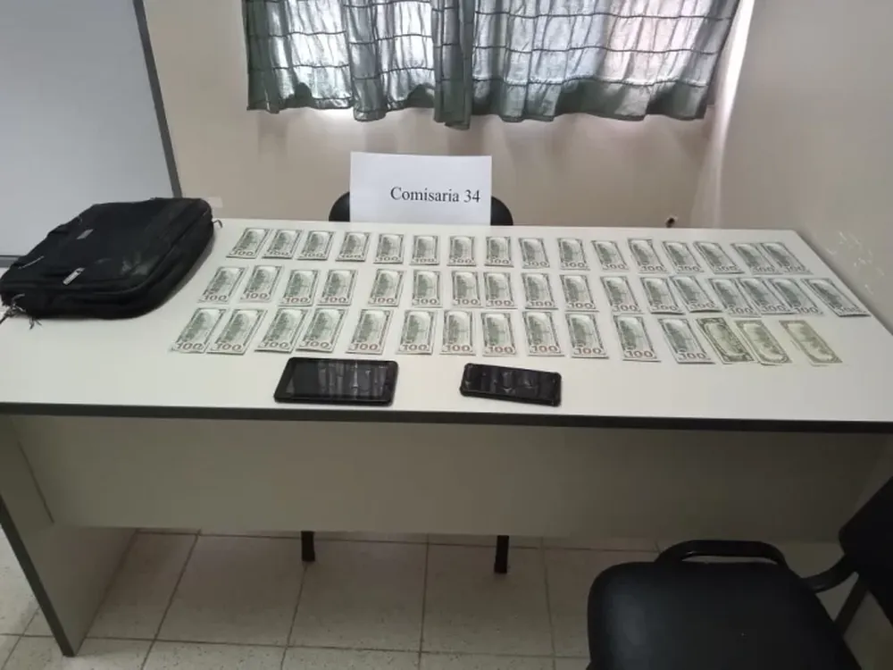 Dejó abierta su camioneta y le robaron 5 mil dólares, cheques y una tablet: hay 2 detenidos